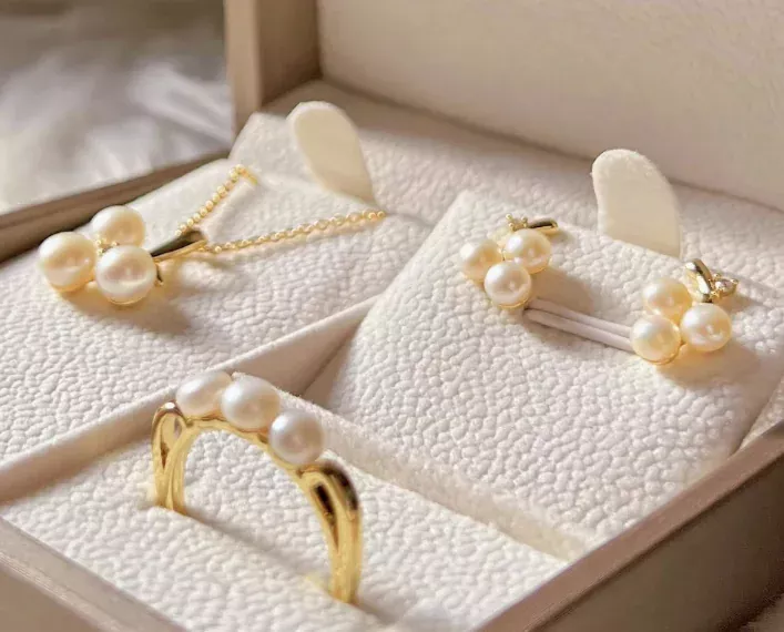 You Can't Go Wrong With Pearl Jewelry In A Gift Box!