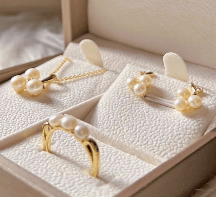 You Can't Go Wrong With Pearl Jewelry In A Gift Box!