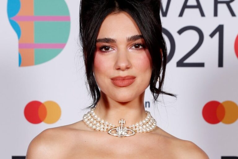 Dua Lipa, Gorgeous Pearl Necklace