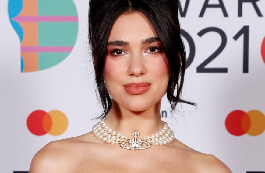 Dua Lipa, Gorgeous Pearl Necklace